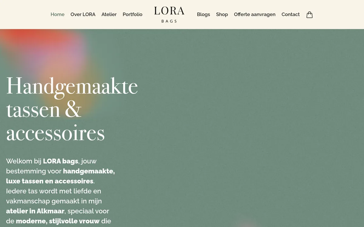 Screenshot van de webshop lorabags.nl na het redesign met AI